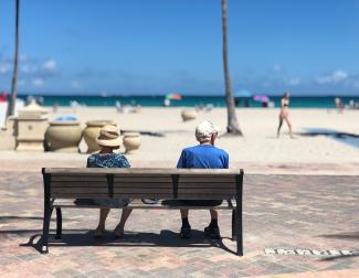 adult-beach-bench-1034597