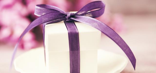 ES18_gift_iStock-955916112