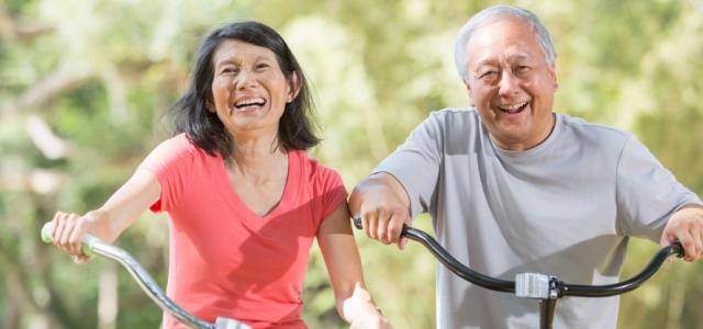 GB21_seniorCoupleRidingBikes_id509680923